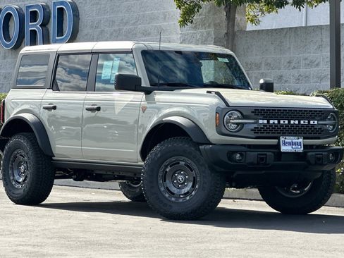 New 2025 Ford Bronco Badlands w/ Sasquatch Package image 2