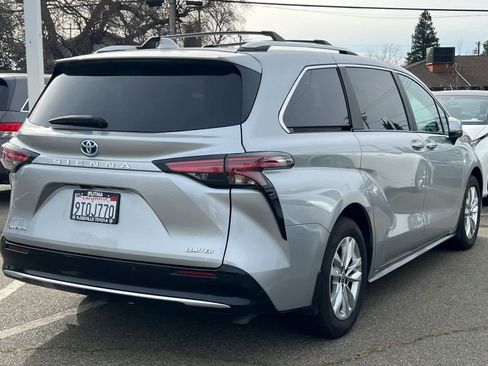 Used 2025 Toyota Sienna Limited image 2