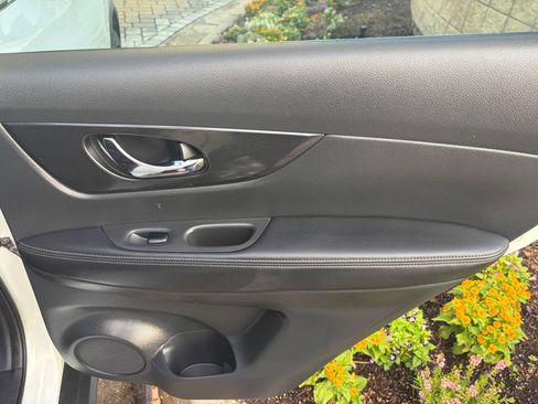 Used 2018 Nissan Rogue S FWD image 22