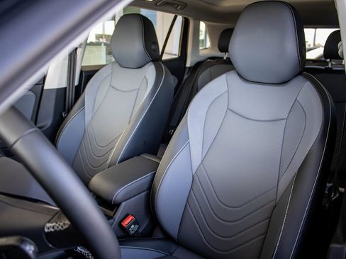 Certified 2025 Volkswagen Tiguan SE image 28