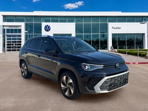 Used 2025 Volkswagen Taos SE AWD/4WD image 3