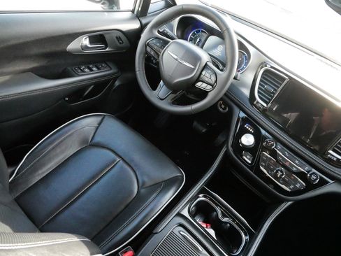 Used 2023 Chrysler Pacifica Limited w/ S Appearance Package image 9