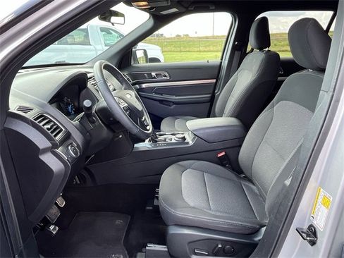 Used 2019 Ford Explorer XLT image 18
