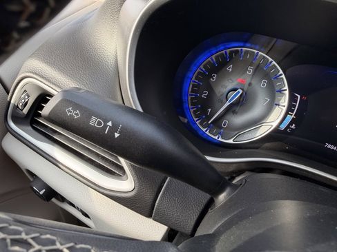 Used 2022 Chrysler Pacifica Touring-L image 14