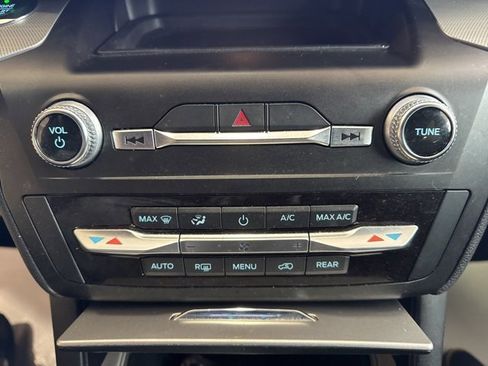 Used 2020 Ford Explorer XLT image 21