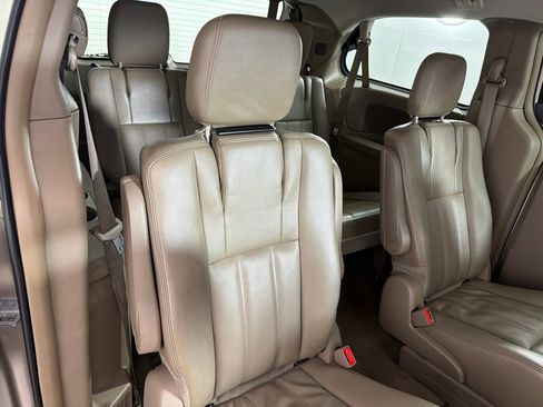 Used 2015 Chrysler Town & Country Touring FWD image 19