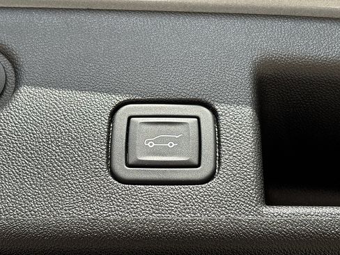 Used 2023 Chevrolet Equinox LT FWD image 8
