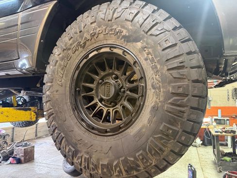 Used 2001 Lexus LX 470 Base 4WD 4dr SUV image 11