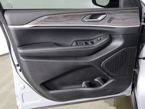 Used 2024 Jeep Grand Cherokee Limited AWD/4WD image 19