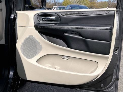 Used 2019 Dodge Grand Caravan SE w/ UConnect Hands-Free Group FWD image 25