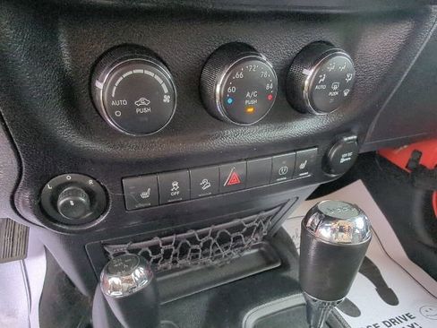 Used 2015 Jeep Wrangler Unlimited Sahara w/ Connectivity Group AWD/4WD image 18