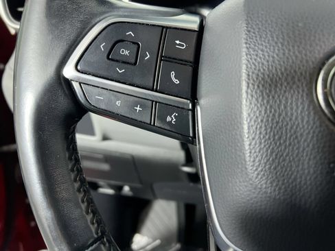 Used 2021 Toyota Highlander XLE FWD image 12