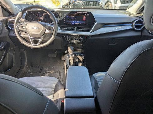 Used 2025 Chevrolet Trax LT w/ LT Convenience Package image 27