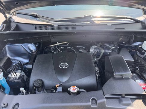 Used 2019 Toyota Highlander XLE w/ Carpet Mat Package (TMS) AWD/4WD image 36