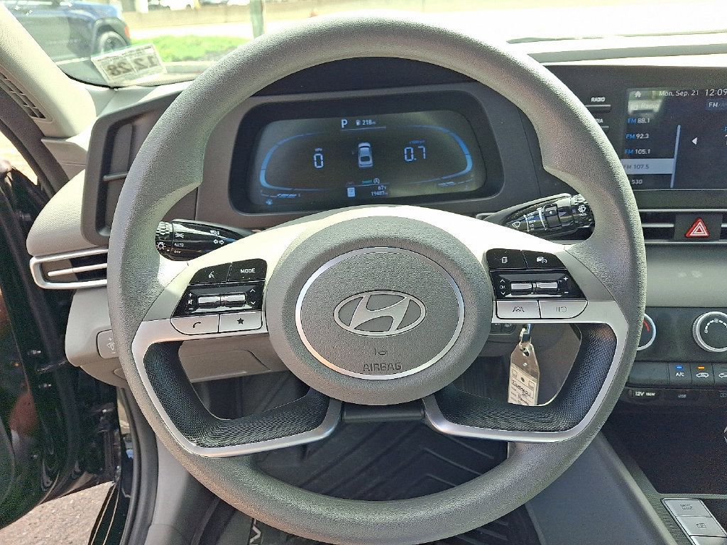 Used 2024 Hyundai Elantra SE FWD image 19
