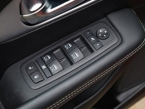 Used 2025 Chrysler Pacifica Limited image 14