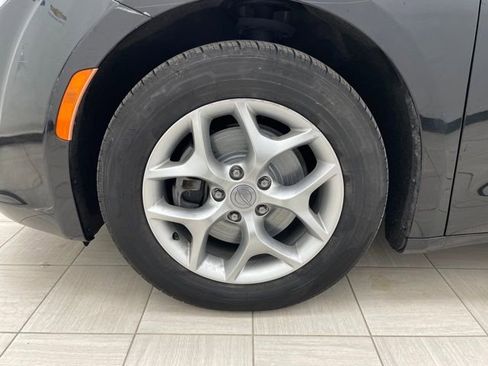 Used 2020 Chrysler Pacifica Touring-L image 7