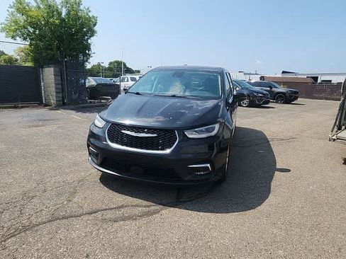 Used 2023 Chrysler Pacifica Touring-L FWD image 4