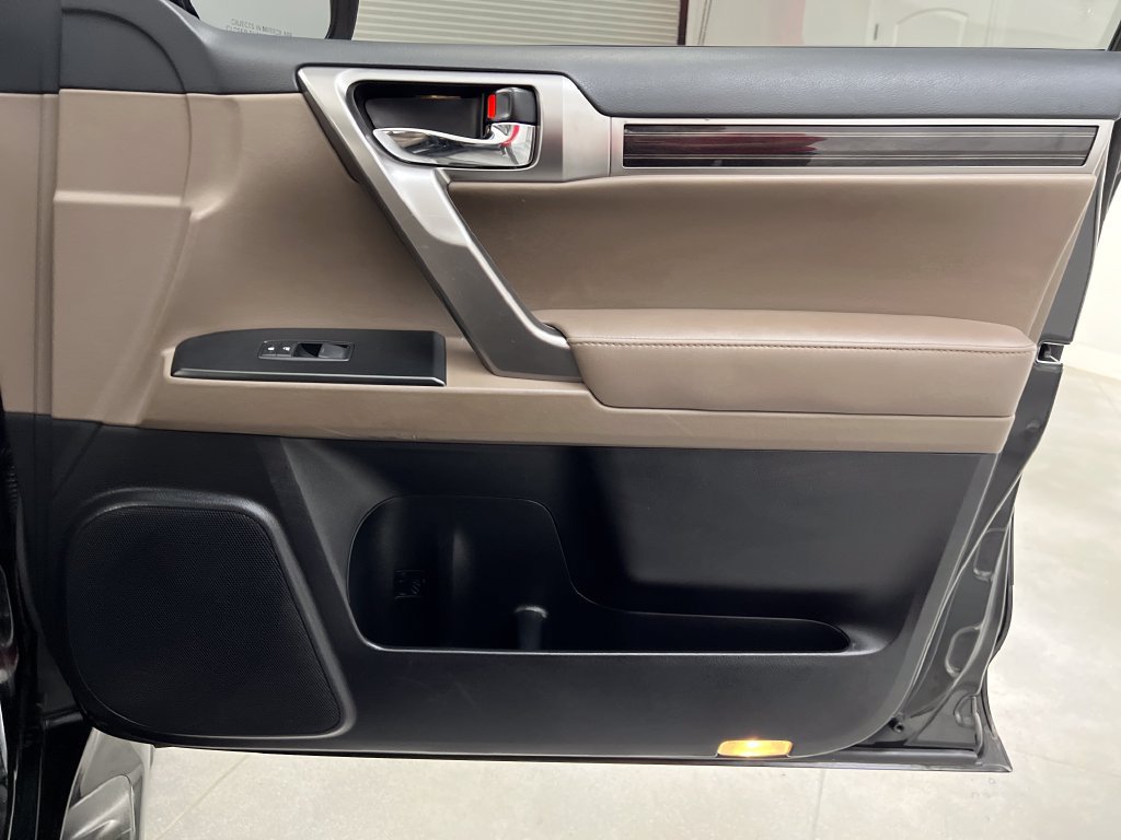 Used 2022 Lexus GX 460 Premium w/ Accessory Package AWD/4WD image 32