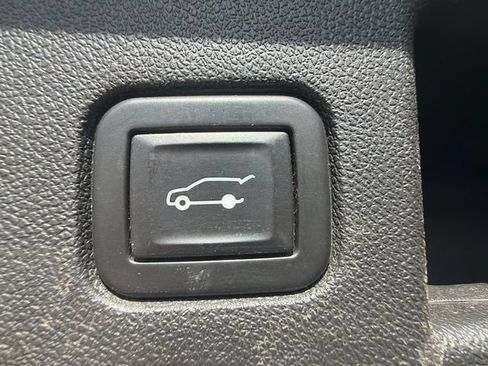 Used 2020 Chevrolet Equinox LT FWD image 19