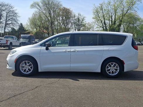 Used 2024 Chrysler Pacifica Touring-L FWD image 4