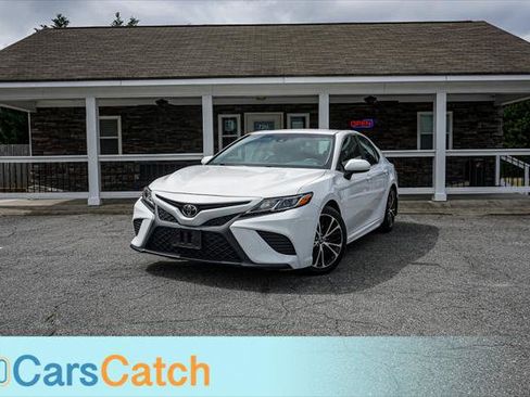 Used 2018 Toyota Camry SE image 1