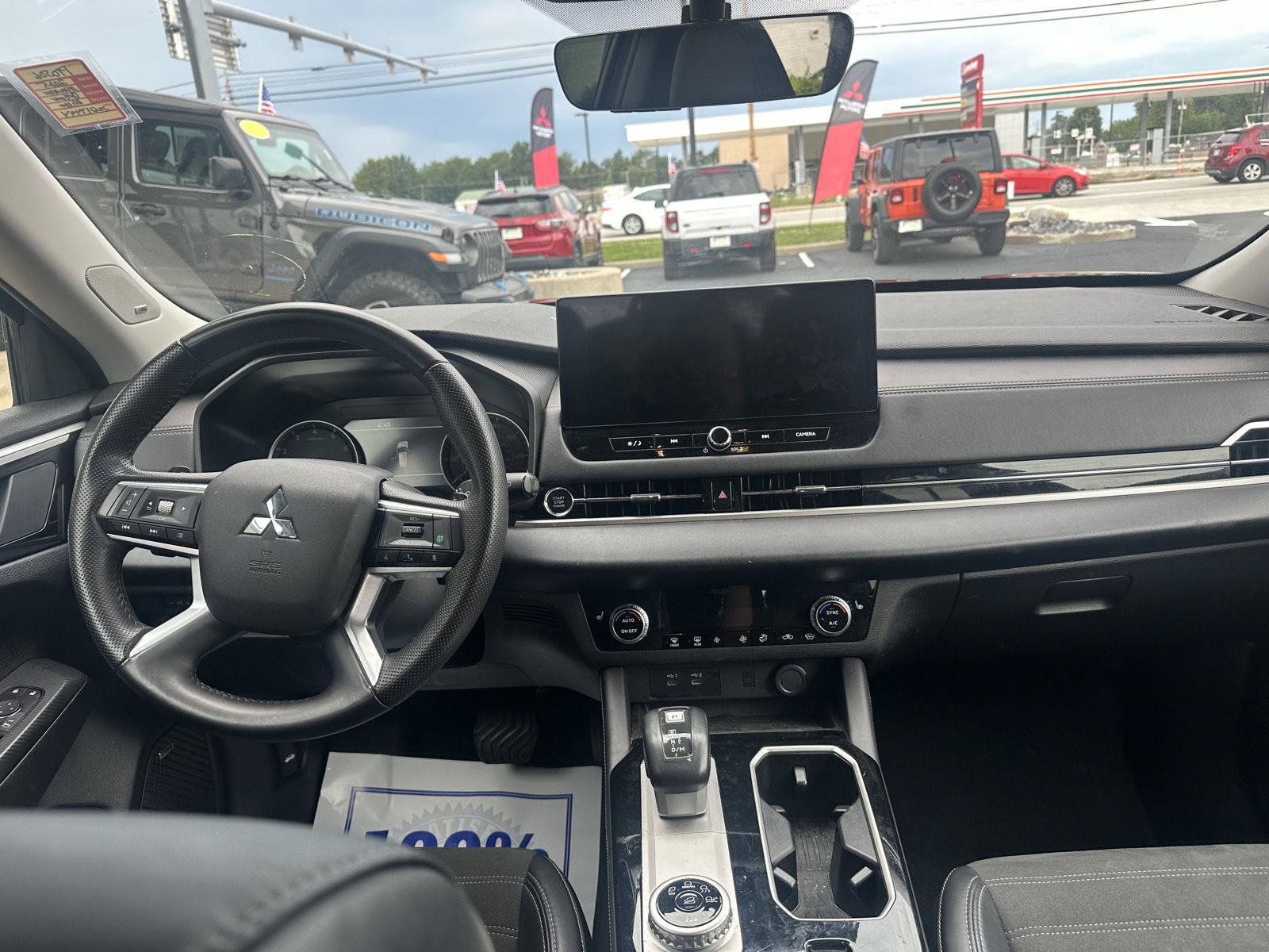 Used 2025 Mitsubishi Outlander AWD image 29