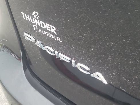 Used 2023 Chrysler Pacifica Touring-L FWD image 7