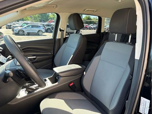 Used 2017 Ford Escape SE w/ SE Cold Weather Package AWD/4WD image 4