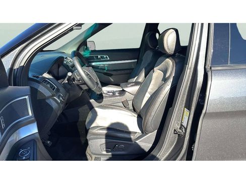 Used 2017 Ford Explorer XLT w/ Equipment Group 202A AWD/4WD image 11