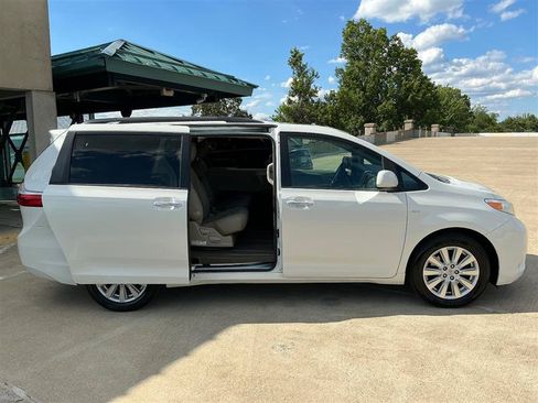 Used 2017 Toyota Sienna XLE Premium AWD/4WD image 10