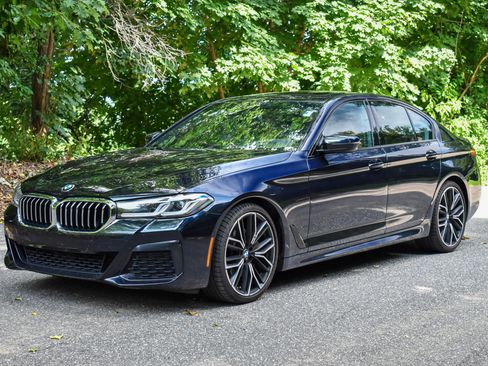 Used 2021 BMW 530i w/ M Sport Package RWD image 2
