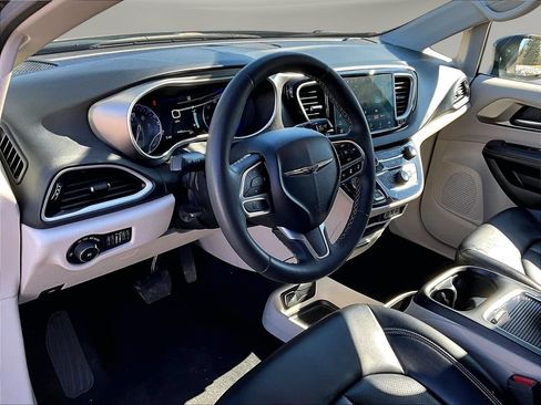 Used 2023 Chrysler Pacifica Touring-L FWD image 21