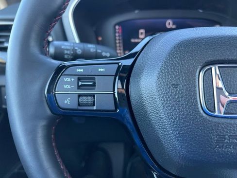 Used 2025 Honda Pilot Black Edition image 16