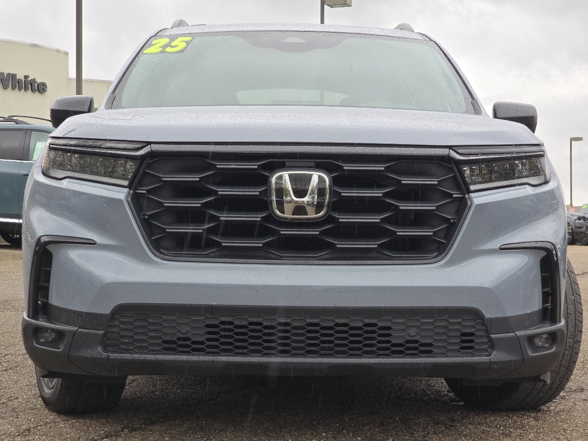 Used 2025 Honda Pilot Sport image 15