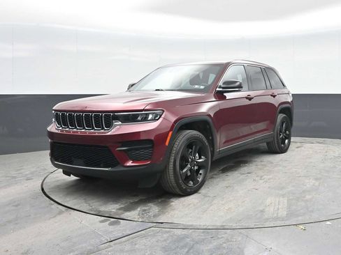 Used 2022 Jeep Grand Cherokee Altitude AWD/4WD image 4