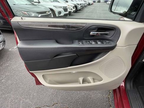 Used 2014 Dodge Grand Caravan SXT FWD image 14