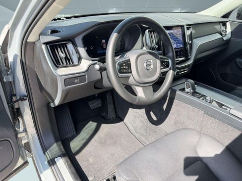 Used 2025 Volvo XC60 B5 Plus image 4