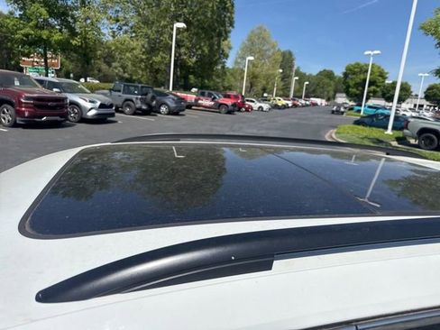 Used 2019 Volkswagen Tiguan SE w/ Panoramic Sunroof Package image 11