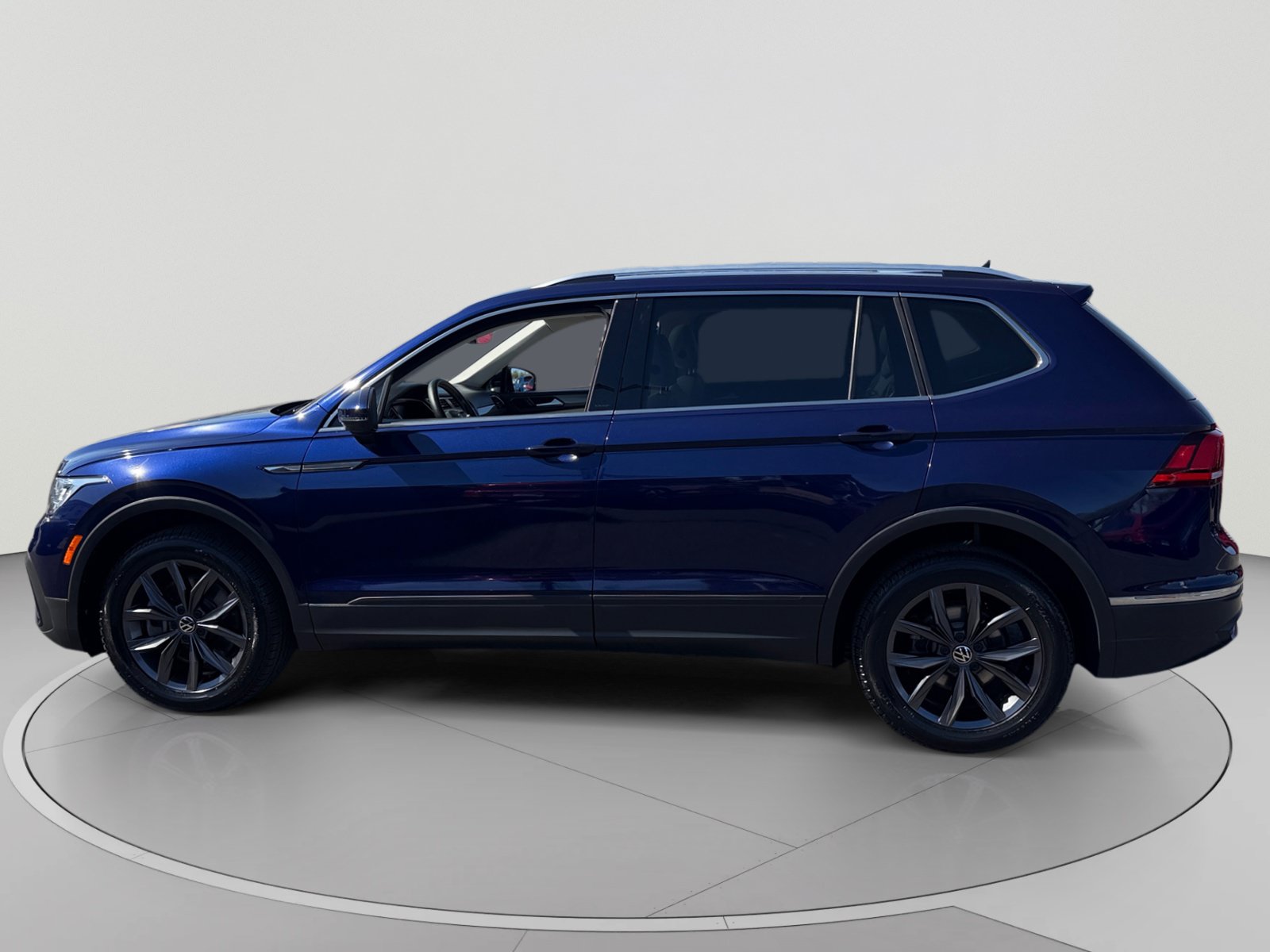 Used 2022 Volkswagen Tiguan SE w/ Panoramic Sunroof Package AWD/4WD image 2