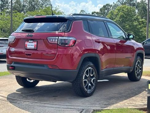 Used 2025 Jeep Compass Trailhawk AWD/4WD image 7