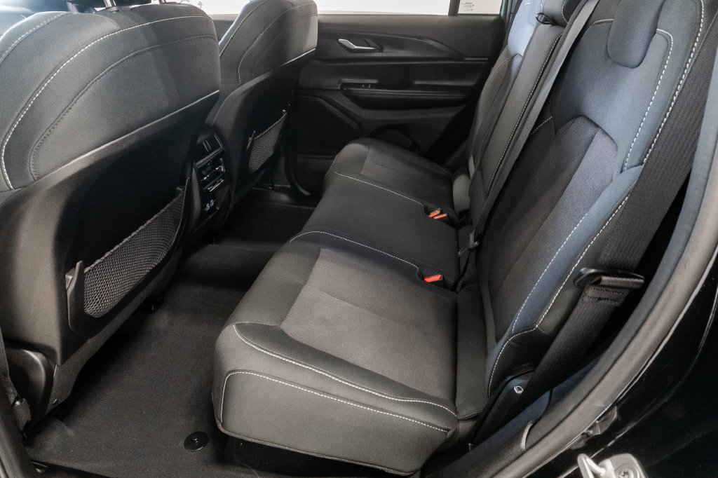 Used 2025 Jeep Grand Cherokee Laredo X w/ Luxury Tech Group I AWD/4WD image 24