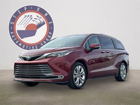 Used 2023 Toyota Sienna Platinum image 1