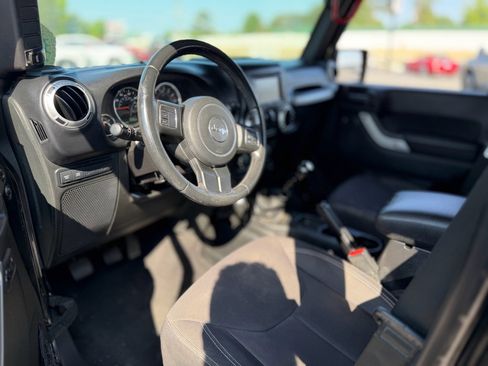 Used 2015 Jeep Wrangler Unlimited Rubicon AWD/4WD image 26