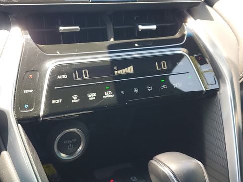 Certified 2024 Toyota Venza XLE AWD/4WD image 29
