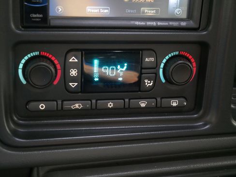 Used 2004 Chevrolet Avalanche 2500 w/ Preferred Equipment Group image 23