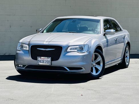 Used 2016 Chrysler 300 C RWD image 3