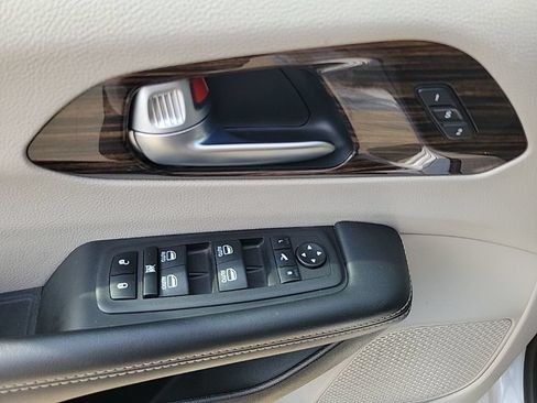 Used 2023 Chrysler Pacifica Limited FWD image 25
