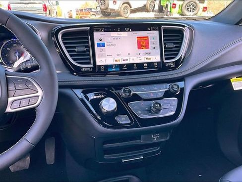 New 2026 Chrysler Pacifica Select image 8