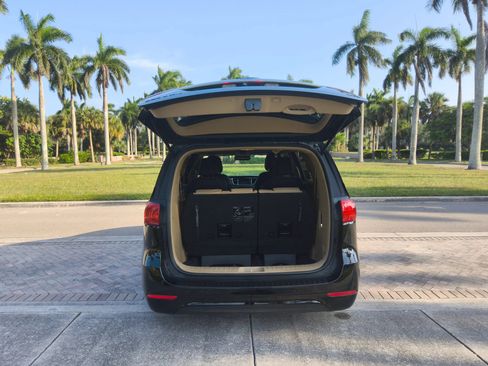 Used 2018 Kia Sedona SX FWD image 16